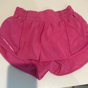 Lululemon pink low rise 2.5 in  hotty hot short size 2